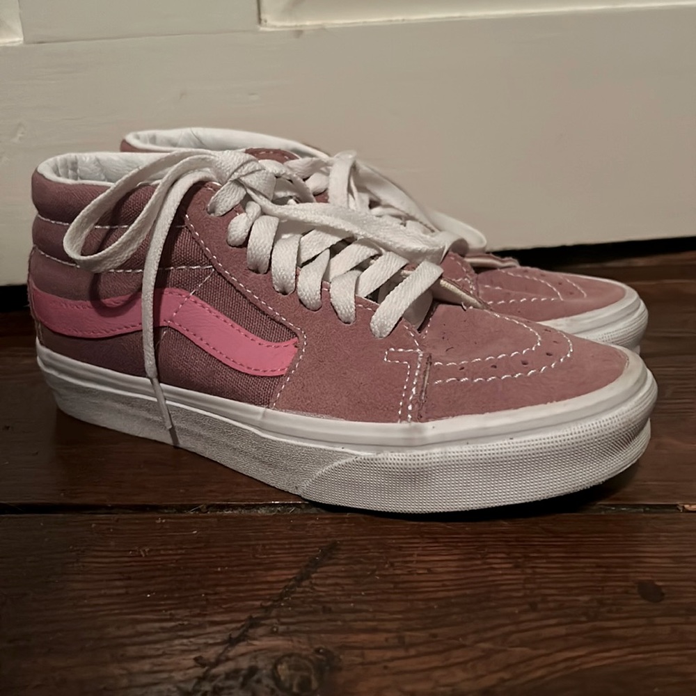 A great back to school sneaker! Like new vans, high top skateboard shoe 3.5 kids